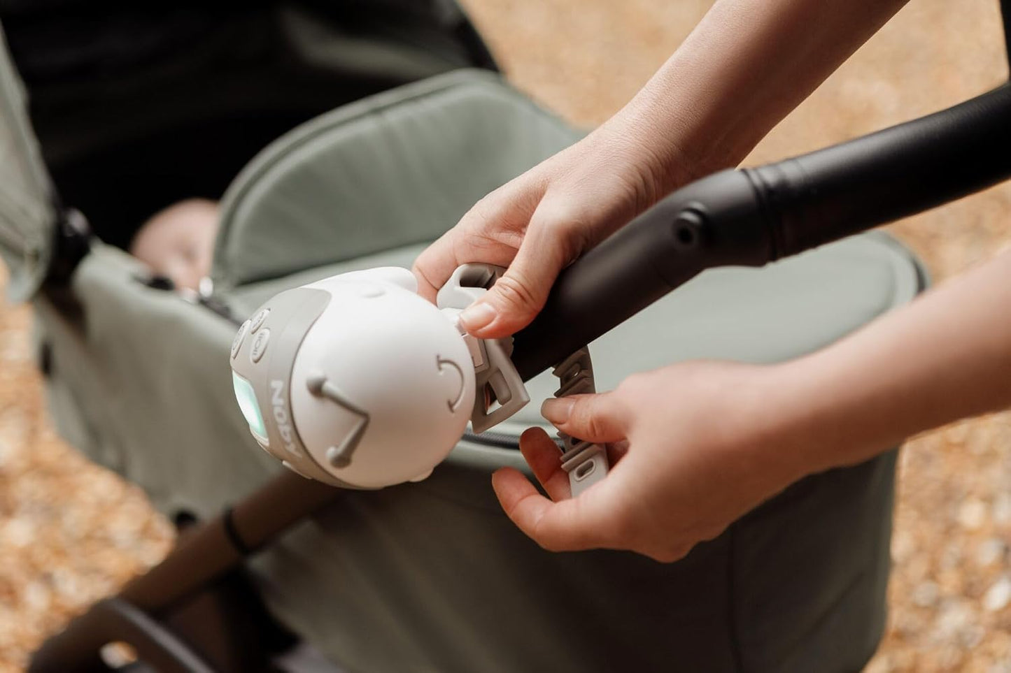 Nuby Cadeira de balanço para carrinho de bebê Jitterbug - 3 níveis de vibração | 20 sons suaves | Sensor de choro | Ajuste universal