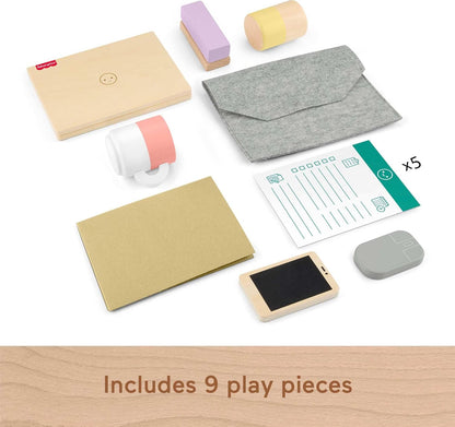 Fisher-Price Conjunto de madeira para brincar de trabalhar em casa, conjunto de escritório de 9 peças com laptop e telefone de brinquedo de madeira para crianças em idade pré-escolar a partir de 3 anos, HXV11