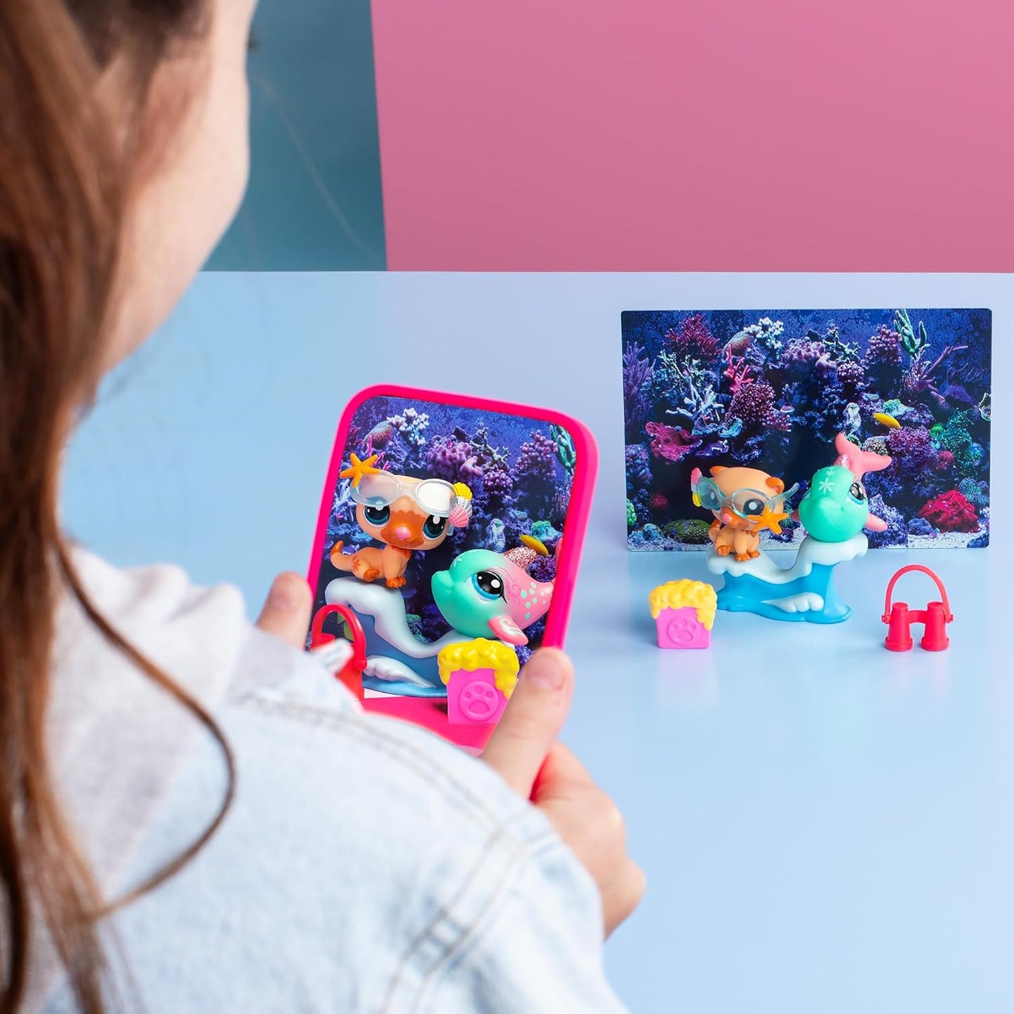 Littlest Pet Shop Petfluencer Shell-Fie Fun | Conjunto Petfluencer Contém 2 Mini Pets LPS de Geração, 4 Acessórios, 1 Cenário, 1 Cartão Colecionável e 1 Código Virtual | Brinquedos Colecionáveis para Meninas e Meninos