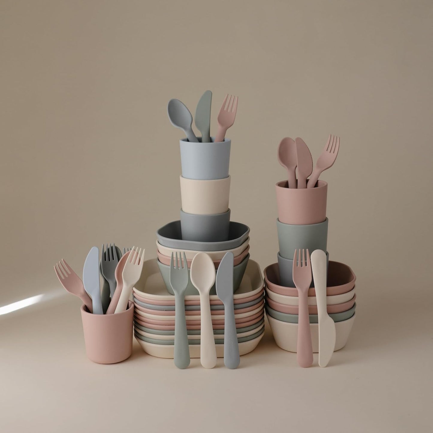 Mushie Copos de Jantar para Crianças | Copos de Mesa | Conjunto com 2 | Reutilizáveis | Podem ir à máquina de lavar louça e ao micro-ondas | Fáceis de segurar para crianças | Fabricados na Dinamarca (Verde Narciso Claro)