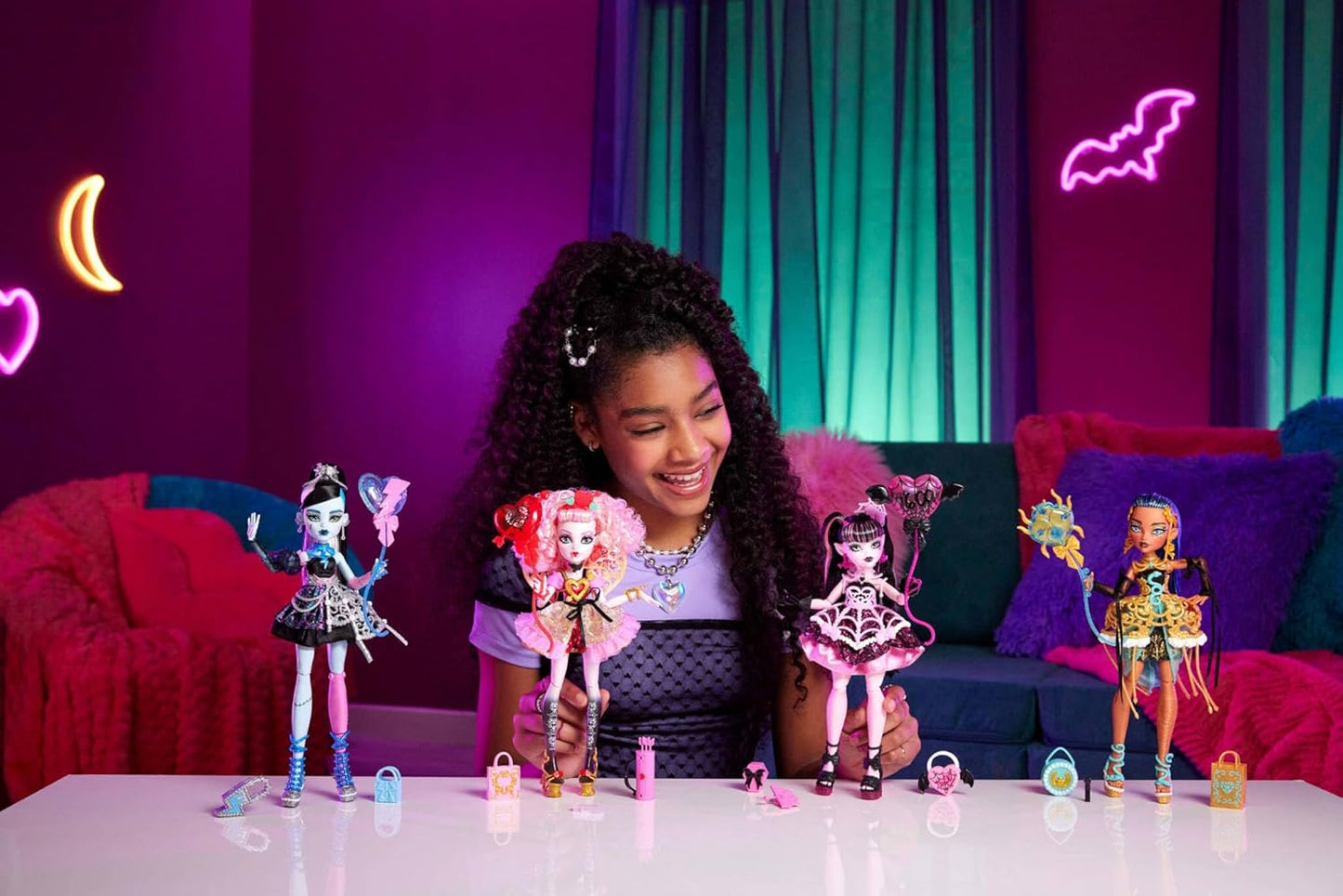 Monster High Boneca Scary Sweet Birthday, Frankie Stein, com vestido de festa preto e acessórios temáticos como convite, balão, presente, batom e muito mais.