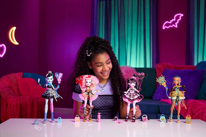 Monster High Boneca Scary Sweet Birthday, Frankie Stein, com vestido de festa preto e acessórios temáticos como convite, balão, presente, batom e muito mais.