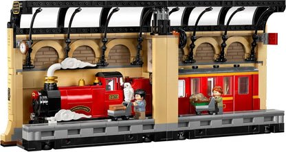 LEGO Harry Potter Book Nook: Conjunto Expresso de Hogwarts com um Trem de Brinquedo, 2 Minifiguras incluindo Ron Weasley, além das Figuras Edwiges e Perebas - Presente do Mundo Mágico para Meninos, Meninas e Fãs a partir de 10 Anos - 76450