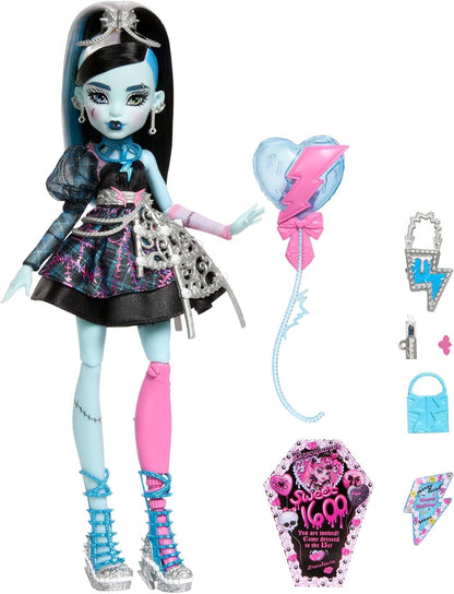 Monster High Boneca Scary Sweet Birthday, Frankie Stein, com vestido de festa preto e acessórios temáticos como convite, balão, presente, batom e muito mais.