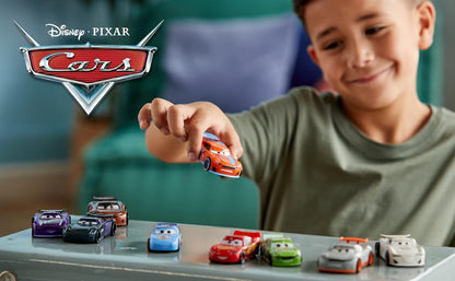 Set de juego oficial Pixar Cars Deluxe de Disney Store, 9 piezas, figuras detalladas de autos que incluyen Rayo McQueen, Jackson Storm y más, juguetes con arte colorido de personajes, apto para mayores de 3 años