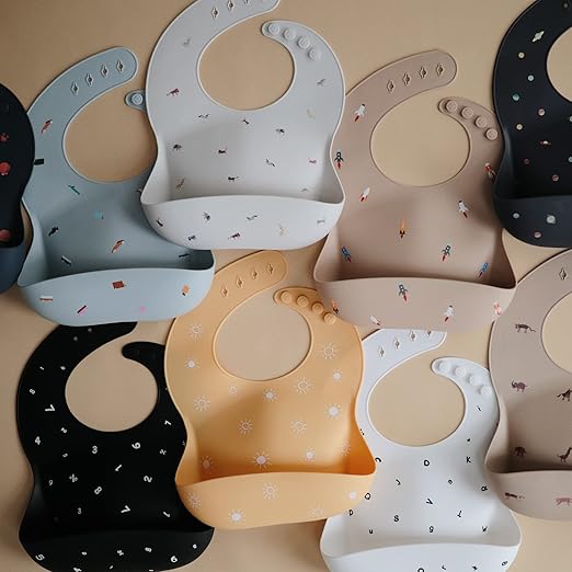 Mushie Babador de Silicone Baby | Babadores Impermeáveis com Ajuste Perfeito | Babadores Fáceis de Limpar para Alimentação do Bebê | 4 Tamanhos Ajustáveis com Bolsos Frontais Fundos | 100% Livre de BPA e Ftalatos