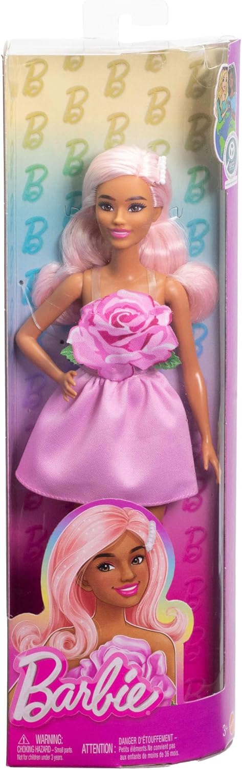 Barbie Boneca Fashionistas nº 238 com cabelo rosa pastel, usando vestido tomara que caia com corpete rosa, presilha de cabelo perolada e sandálias de salto alto rosa com tiras, HYT94