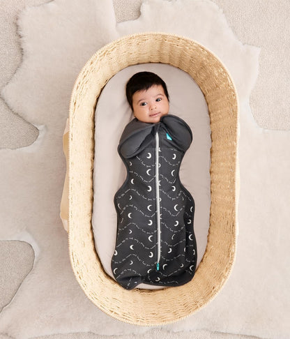 Love To Dream™ Swaddle UP™, Recém-nascido 2,2-3,8kg - Cinza Carvão Lua e Costas | Ajuste perfeito, promove uma rotina de sono saudável | 1,5 Tog Ideal para uso durante todo o ano (18–22°C) | Algodão lavável à máquina e zíper duplo