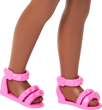 Barbie Club Chelsea Boneca Pequena, 15 cm (6 polegadas), Ari com Cabelo Trançado, Vestido Removível com Estampa Floral e Sandálias Rosa, JJB34