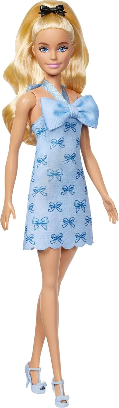 Barbie Boneca Fashionistas nº 237 com rabo de cavalo loiro ondulado, vestido azul com laço no pescoço, laço de cabelo preto e sapatos de salto azul combinando, HYT93