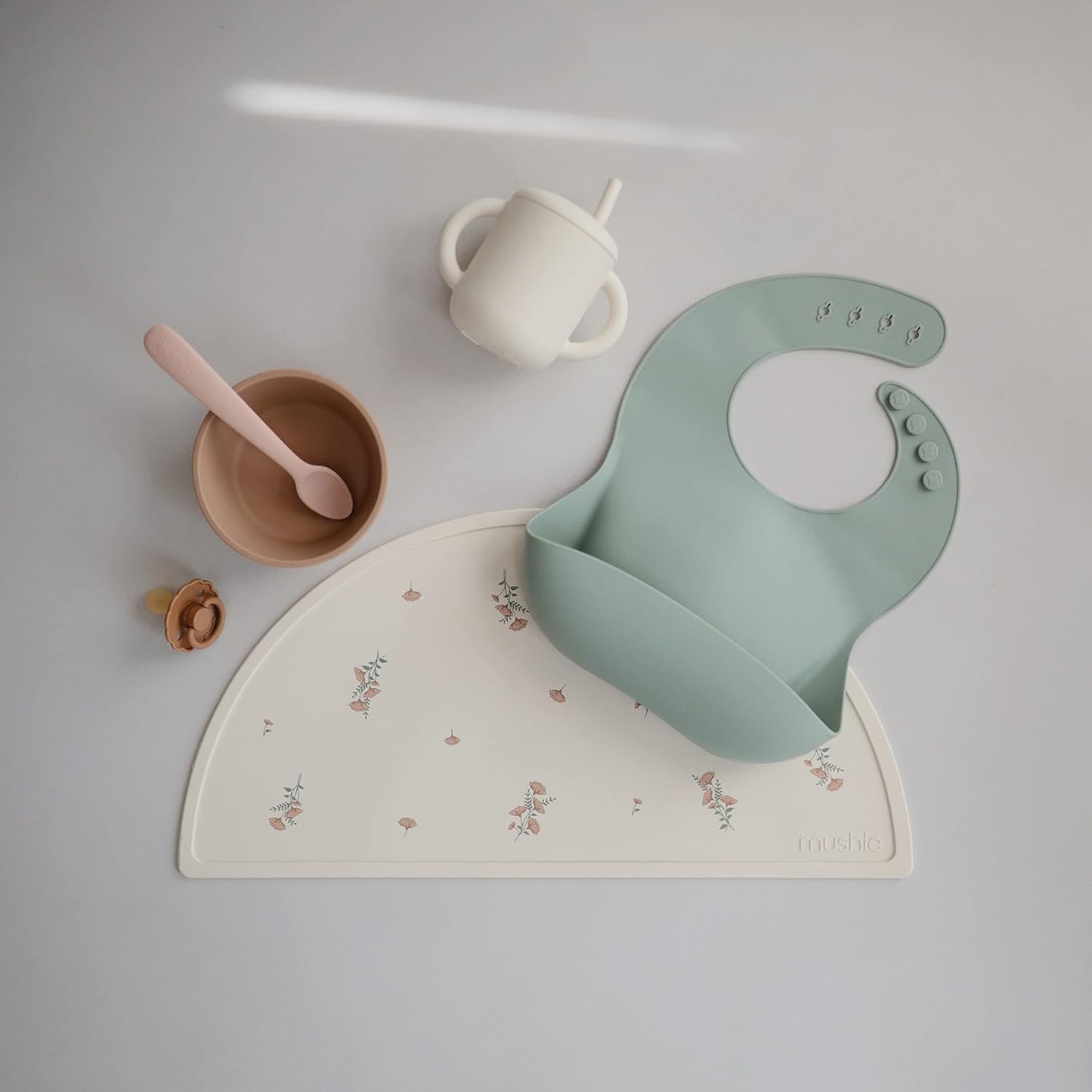 Mushie Copo de Treinamento em Silicone com Canudo | Copo de Transição para Bebês a partir de 6 Meses | Capacidade: 175 mL | Tampa Removível | Material: Silicone de Grau Alimentício | Pode ser lavado na lava-louças e usado no micro-ondas