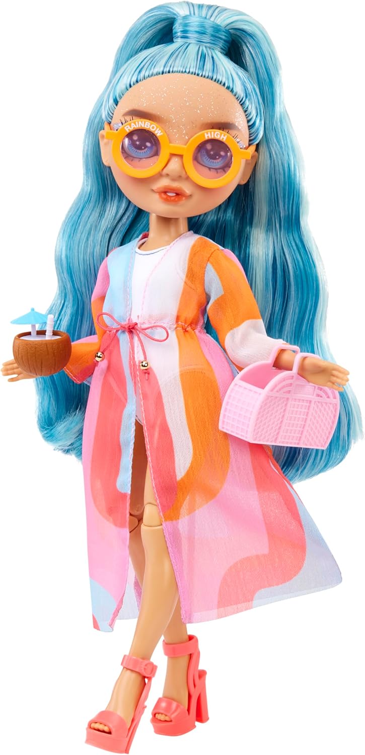 O Pacote Rainbow High Fashion, Tema Piscina, inclui 1 roupa completa para piscina, sapatos, joias e acessórios para brincar. Combine com outros pacotes para criar muita diversão. Brinquedo infantil para crianças a partir de 4 anos.