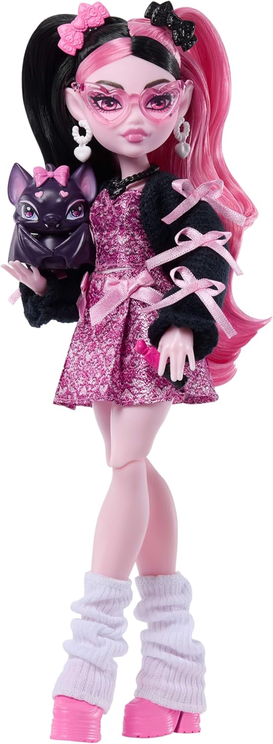 Monster High,Boneca Draculaura, com vestido rosa com laço e cardigã preto, acompanhada de seu morcego de estimação Conde Fabuloso e 7 acessórios como ramen, batom e bolsa, JHK29