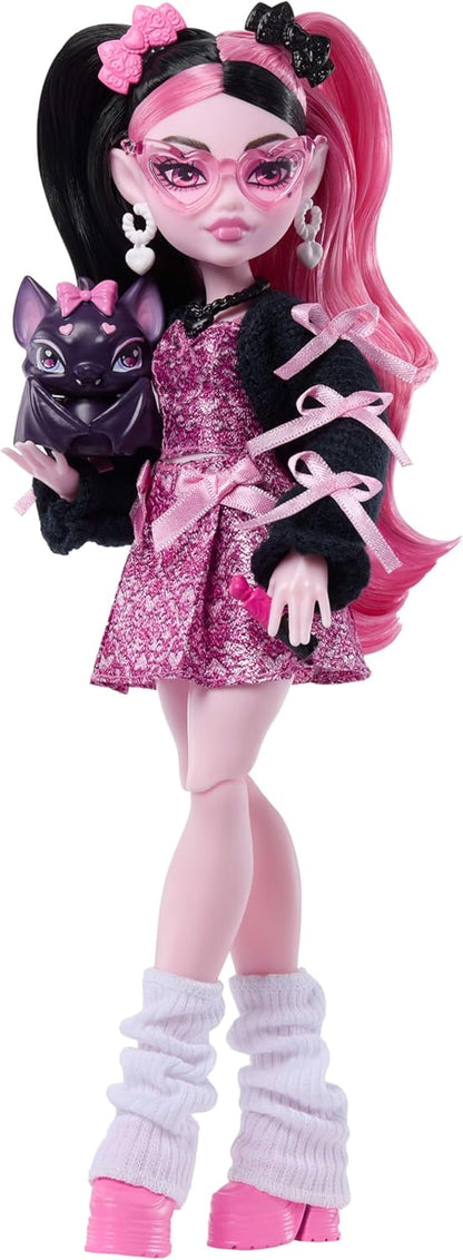 Monster High,Boneca Draculaura, com vestido rosa com laço e cardigã preto, acompanhada de seu morcego de estimação Conde Fabuloso e 7 acessórios como ramen, batom e bolsa, JHK29