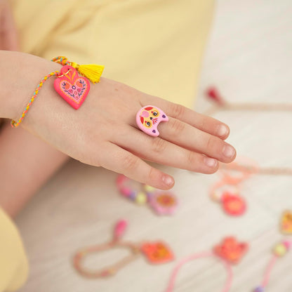 Janod - 16 Joias da Amizade para Criar - Amuletos de Argila Polímera Autocriáveis - Kit de Lazer Criativo - Estimula a Criatividade - Atividade Manual Infantil - A partir de 7 anos - J09186