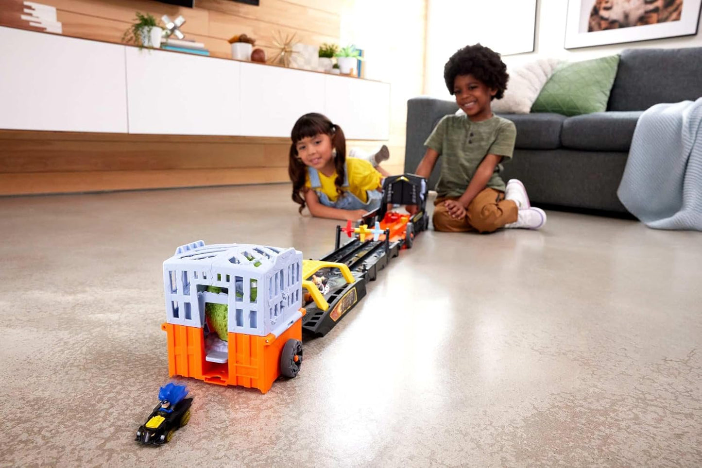 Hot Wheels Toy Cars & Track, RacerVerse Batman’s Escape Chase Large-Scale Vehicle Transforms into 3-Lane Raceway with Die-Cast Batman & Joker