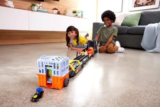 Hot Wheels Toy Cars & Track, RacerVerse Batman’s Escape Chase Large-Scale Vehicle Transforms into 3-Lane Raceway with Die-Cast Batman & Joker
