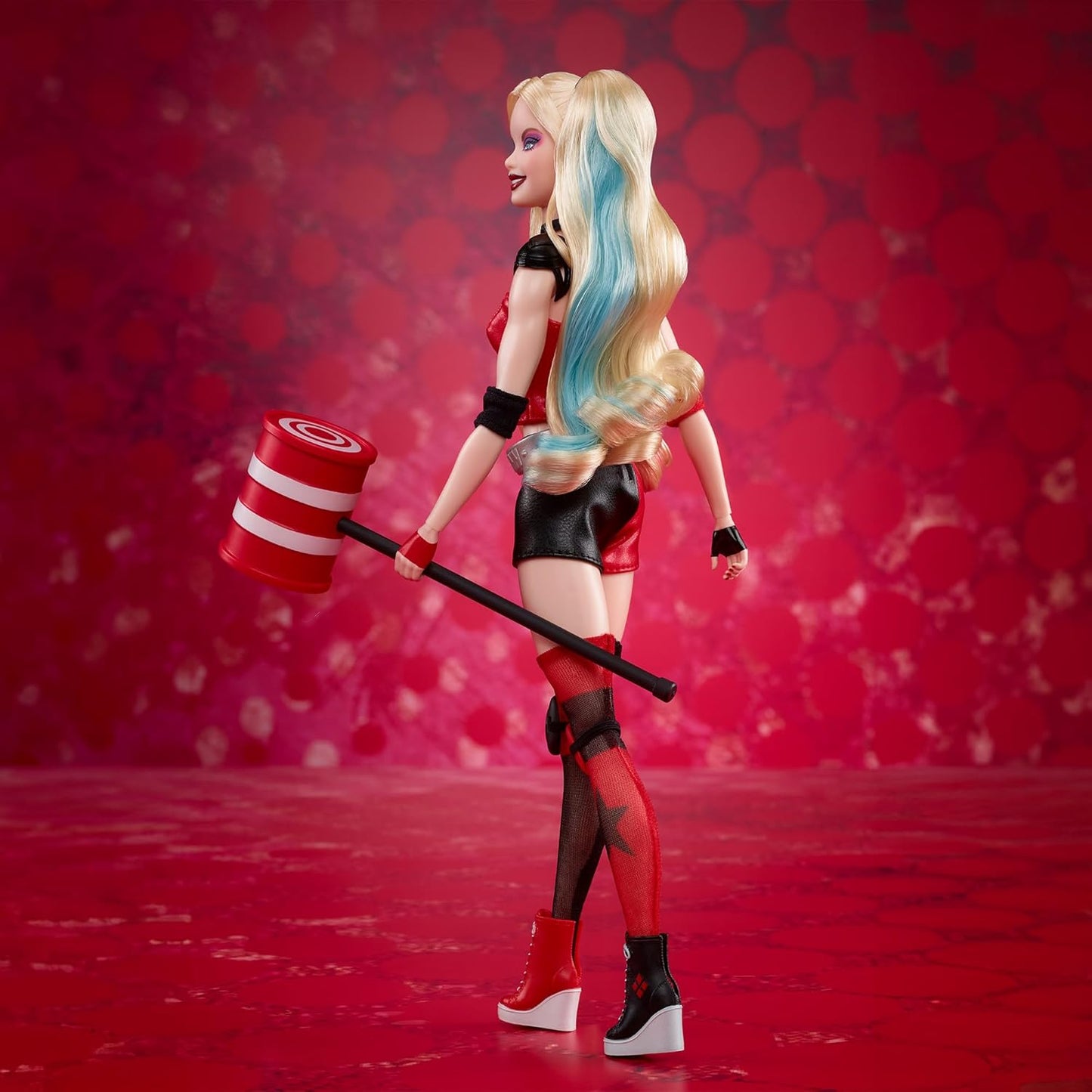 Barbie Boneca Signature Harley Quinn de colecionador com corpo articulado, traje icônico e acessório de martelo, item colecionável do 85º aniversário do Batman da DC, HRM84