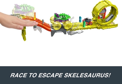Hot Wheels Monster Trucks Juego de pistas con 2 camiones de juguete: Skelesaurus grande y Bone Shaker en escala 1:64, desafío Charge &amp; Chase con 2 autos destrozados