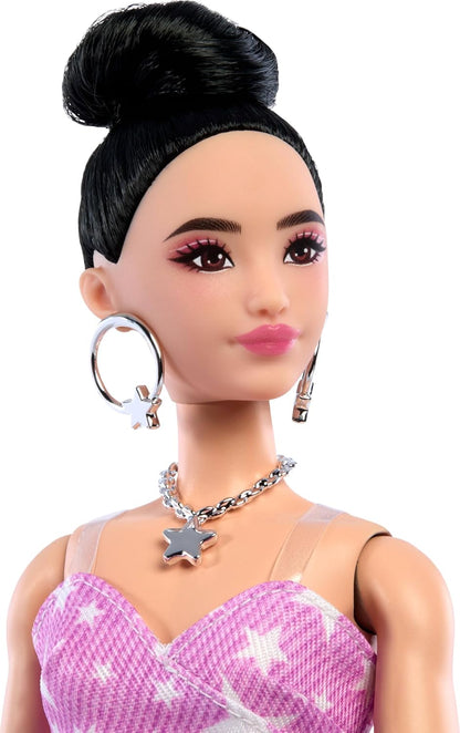 Barbie Deluxe Style Boneca nº 11 em vestido rosa jeans com estampa de estrelas e meia-calça combinando, cabelo preto preso em coque alto, acessórios como bolsa e joias, JJN71