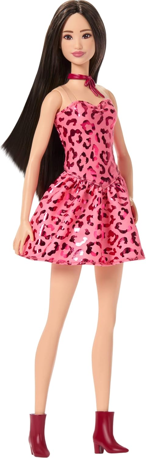Barbie Boneca Fashionistas nº 246 com cabelo preto, vestido tomara que caia rosa com estampa de leopardo e acessórios como colar e botas, JJN59