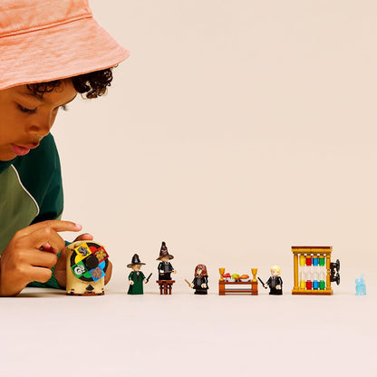 LEGO Harry Potter Castelo de Hogwarts: Brinquedo Cerimônia do Chapéu Seletor - Miniaturas colecionáveis do Patrono, Hermione e Draco Malfoy com varinhas e roda da sorte - Presente para meninas e meninos a partir de 7 anos - 76460
