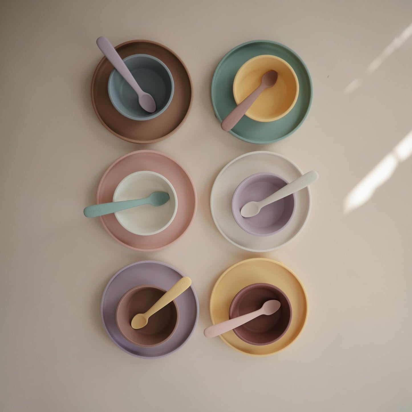 Mushie Tigela de silicone com ventosa, tigela antiderrapante com ventosa para bebês e crianças pequenas, material: silicone de qualidade alimentar, pode ser lavada na lava-louças e usada no micro-ondas (Marmota)