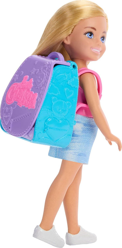 Barbie Mochila para assar cupcakes, boneca loira Chelsea, família e amigos, mochila vestível com peças de confeitaria, JBF46