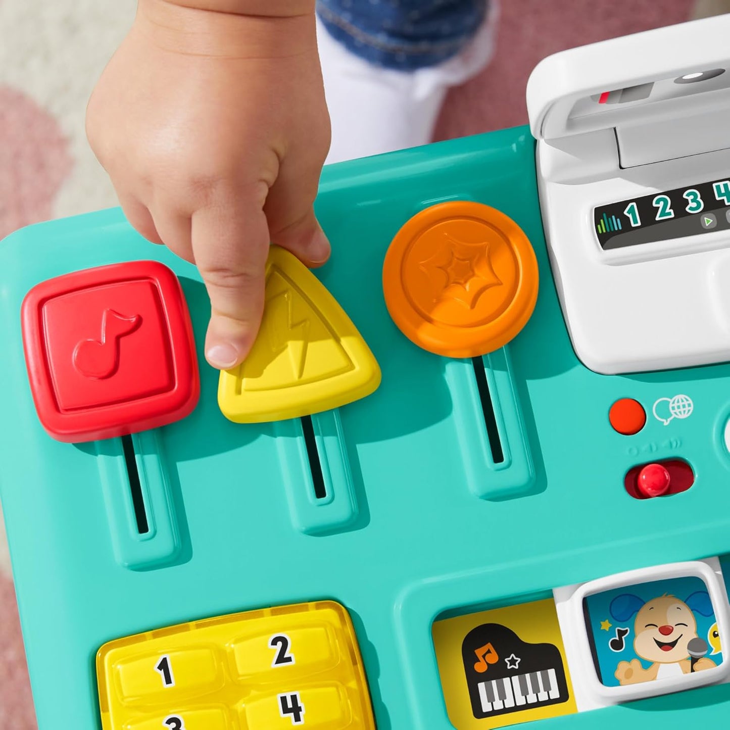 Fisher-Price Aprenda a tocar DJ com mesa, brinquedo musical educativo com luzes e sons, versões em italiano, castelhano, português e inglês, HXG08
