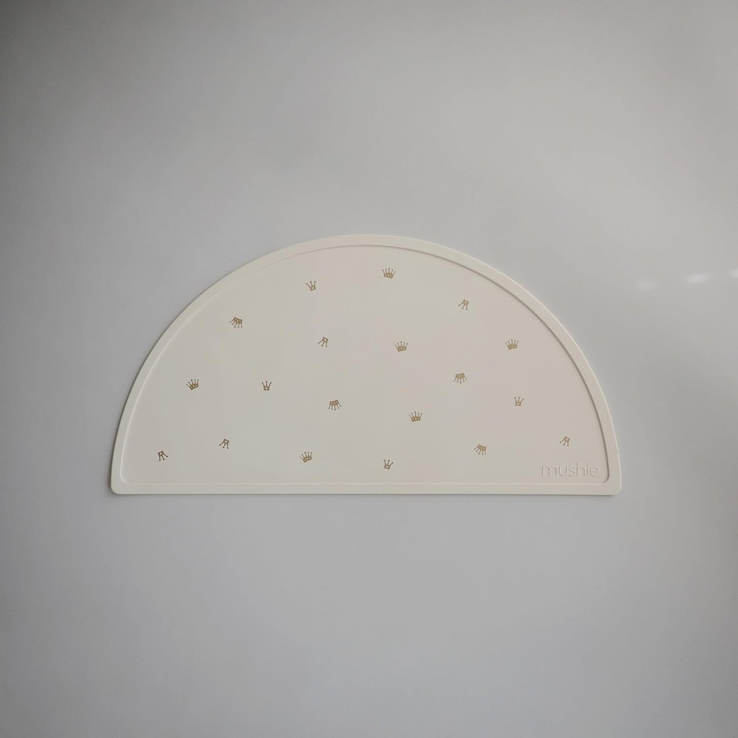 Mushie Tapete de silicone para crianças | Design antiderrapante | Material: Silicone de qualidade alimentar | Fácil de limpar e resistente a manchas | Livre de BPA e ftalatos (Coroas)