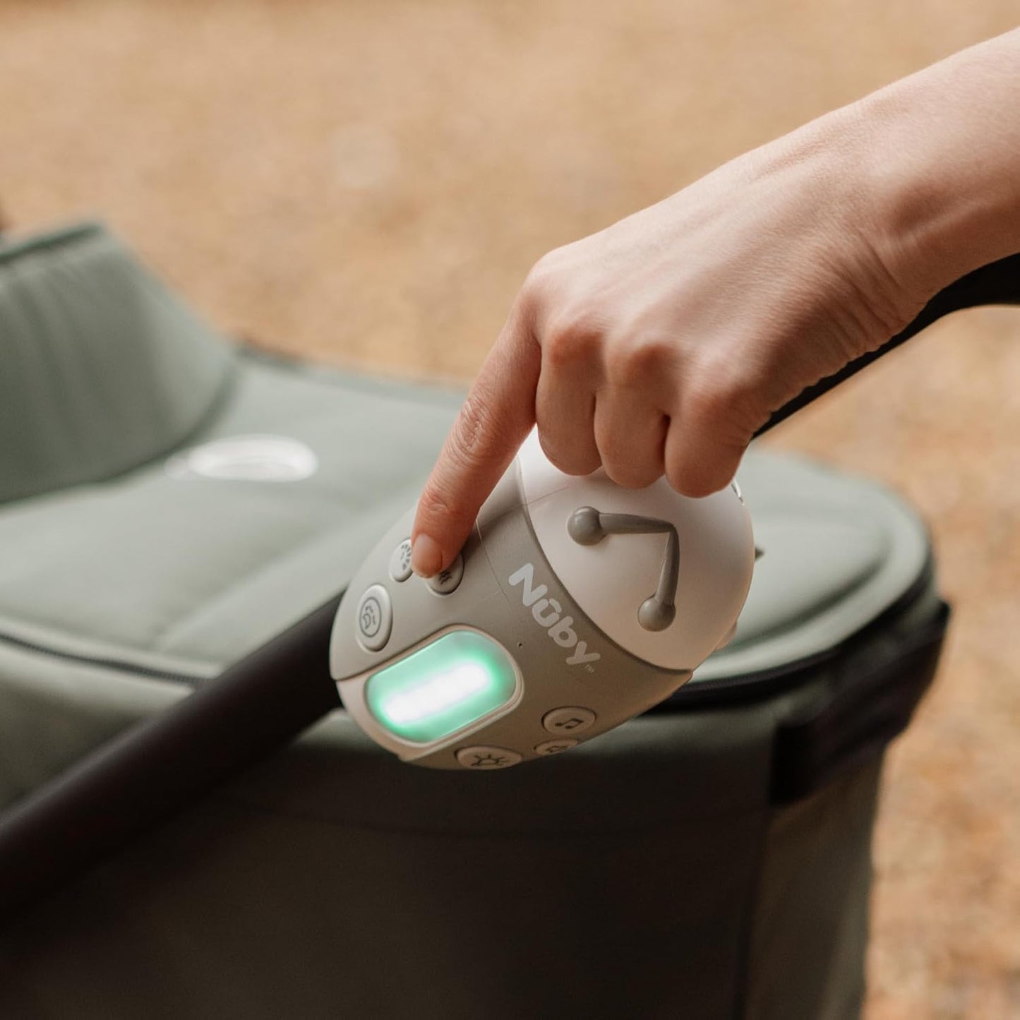 Nuby Cadeira de balanço para carrinho de bebê Jitterbug - 3 níveis de vibração | 20 sons suaves | Sensor de choro | Ajuste universal