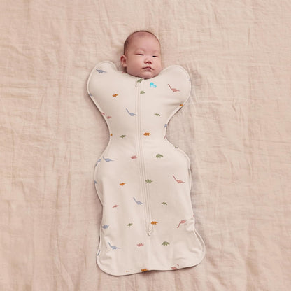 Love To Dream™ Swaddle UP™, Recém-nascido 2,2–3,8 kg – Creme Dinosnore | Ajuste perfeito, promove uma rotina de sono saudável | 1,0 Tog Ideal para primavera e verão (20–24 °C) | Algodão lavável à máquina com zíper duplo