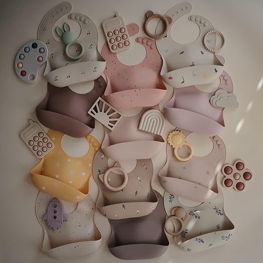 Mushie Babador de Silicone Baby | Babadores Impermeáveis com Ajuste Perfeito | Babadores Fáceis de Limpar para Alimentação do Bebê | 4 Tamanhos Ajustáveis com Bolsos Frontais Fundos | 100% Livre de BPA e Ftalatos