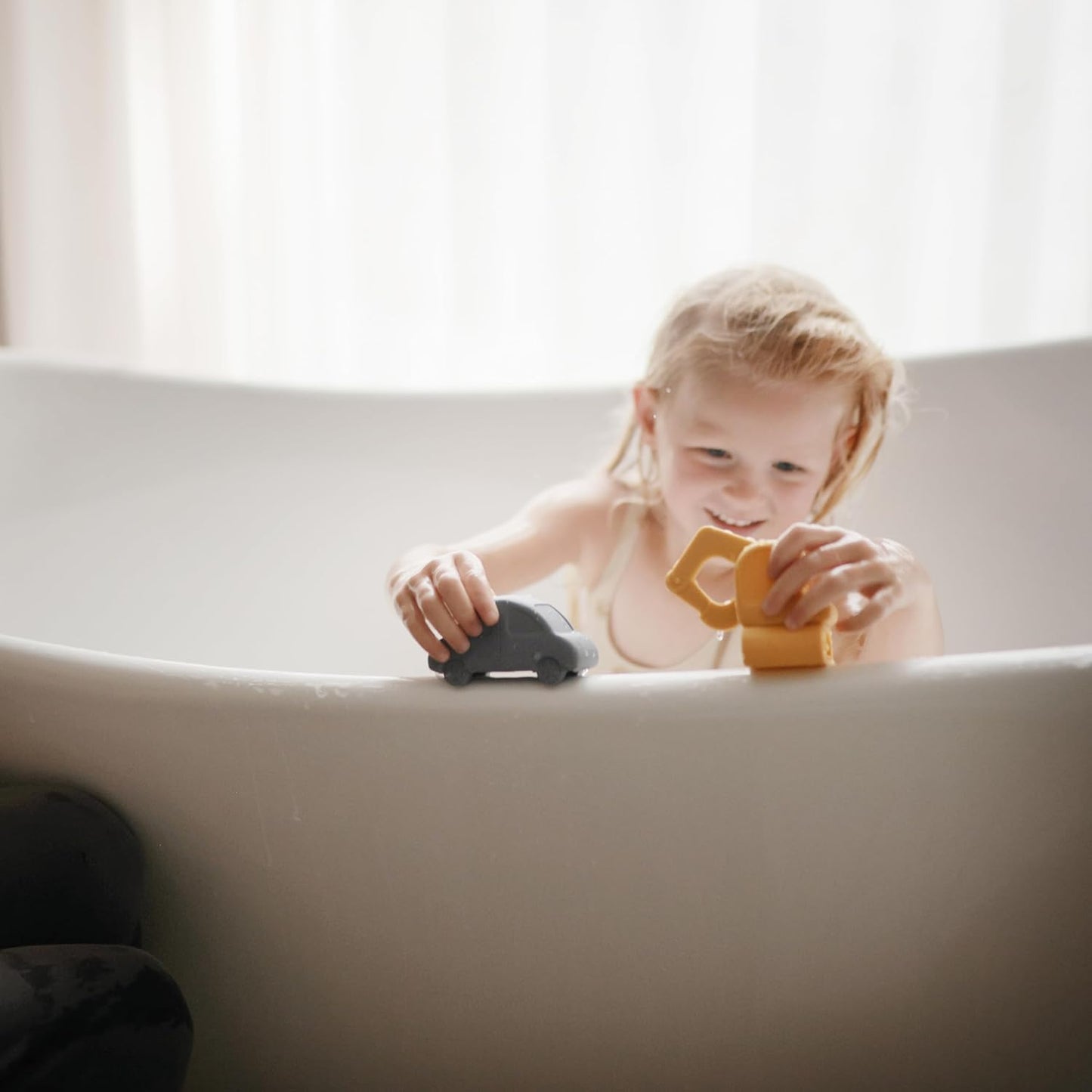 Mushie Brinquedo de Banho com 4 Veículos Flutuantes para Bebês, Crianças e Adolescentes | Feito de Silicone de Grau Alimentício para Diversão na Banheira | Helicóptero, Carro, Caminhão e Escavadeira