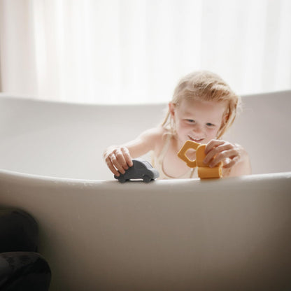 Mushie Brinquedo de Banho com 4 Veículos Flutuantes para Bebês, Crianças e Adolescentes | Feito de Silicone de Grau Alimentício para Diversão na Banheira | Helicóptero, Carro, Caminhão e Escavadeira