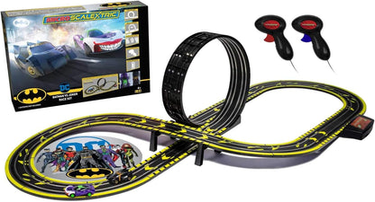 Scalextric Micro Scalextric - Conjunto Batman vs Joker - Conjuntos de corrida movidos a bateria, pistas de corrida de Slot Car para crianças de 4 anos ou mais, inclui 2 carros, 1 pista, 1 base de bateria, 2 controladores e gráfico de pista