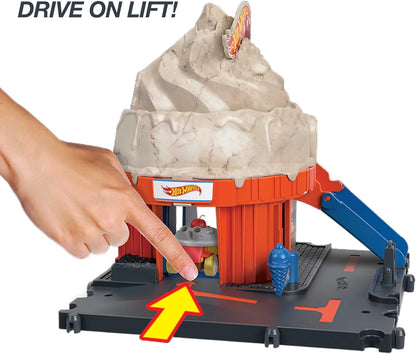 HOT WHEELS City Downtown Spielset Eiskrem-Strudel - Rennbahn-Action com manuellem Aufzug, Eiskrem-Wirbel e herunterklappbarer Rampe, incluindo 1 Hot Wheels Auto, para crianças de 4 anos, HKX38