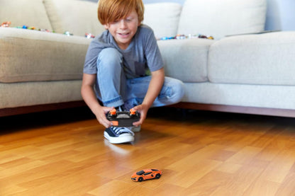 Hot Wheels Carrinho de brinquedo RC, Lamborghini Revuelto com controle remoto na escala 1:64, recarregável com cabo USB, corridas e manobras dentro e fora da pista com turbo boost, HWW55