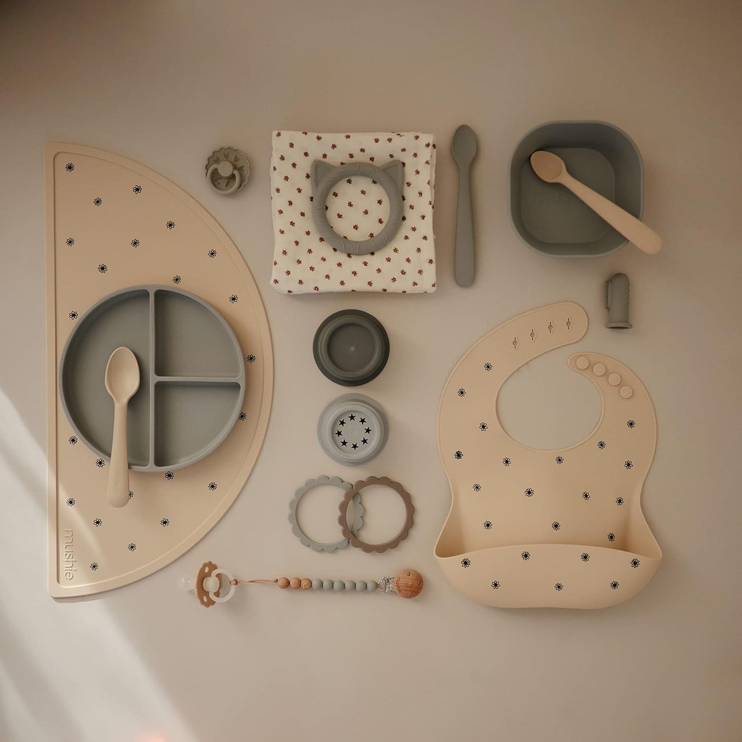 Mushie Prato de silicone com ventosa | Prato quebrado para bebês e crianças pequenas | Silicone de qualidade alimentar | Pode ser lavado em lava-louças e usado no micro-ondas | Cor: Pedra