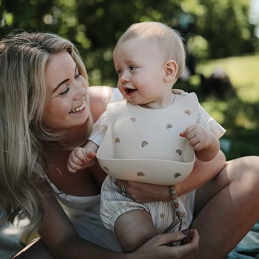 Mushie Babador de Silicone Baby | Babadores Impermeáveis com Ajuste Perfeito | Babadores Fáceis de Limpar para Alimentação do Bebê | 4 Tamanhos Ajustáveis com Bolsos Frontais Fundos | 100% Livre de BPA e Ftalatos