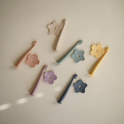 Mushie Escova de dentes de treinamento em silicone, para bebês e crianças pequenas, com base de sucção para fácil armazenamento e treinamento, material: silicone de qualidade alimentar, design de estrela (azul Cambridge).