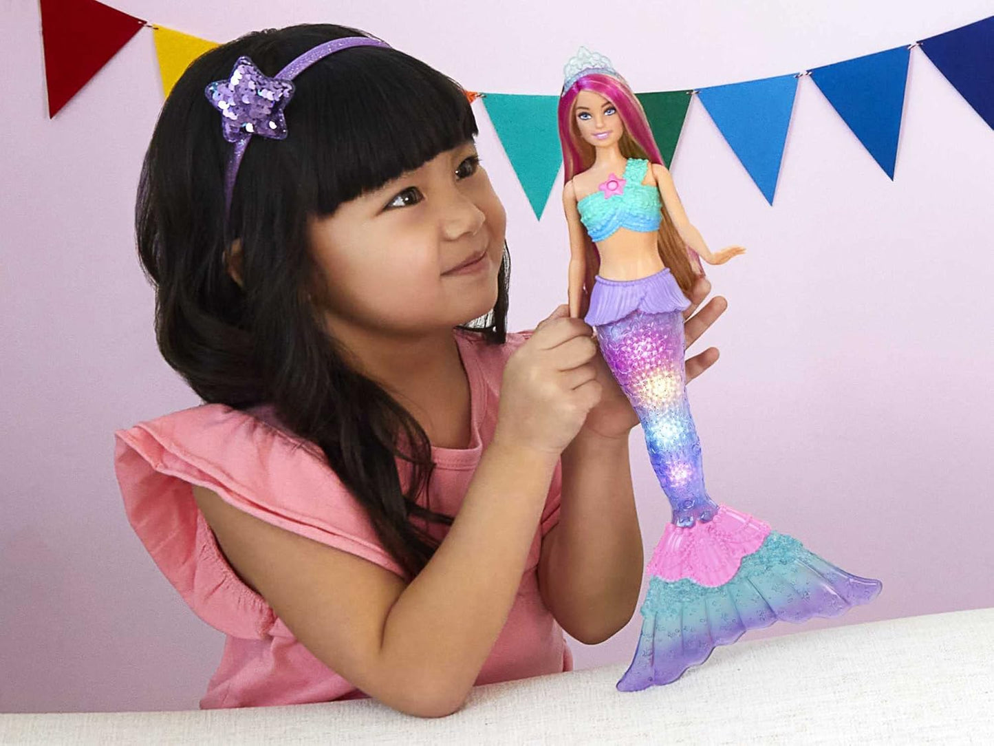 Barbie Boneca Sereia com Cauda Luminosa Ativada por Água, Brinquedos Barbie Dreamtopia Sereia, Cabelo com Mechas Rosa, HDJ36