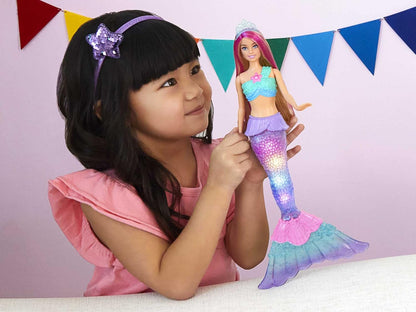 Barbie Boneca Sereia com Cauda Luminosa Ativada por Água, Brinquedos Barbie Dreamtopia Sereia, Cabelo com Mechas Rosa, HDJ36