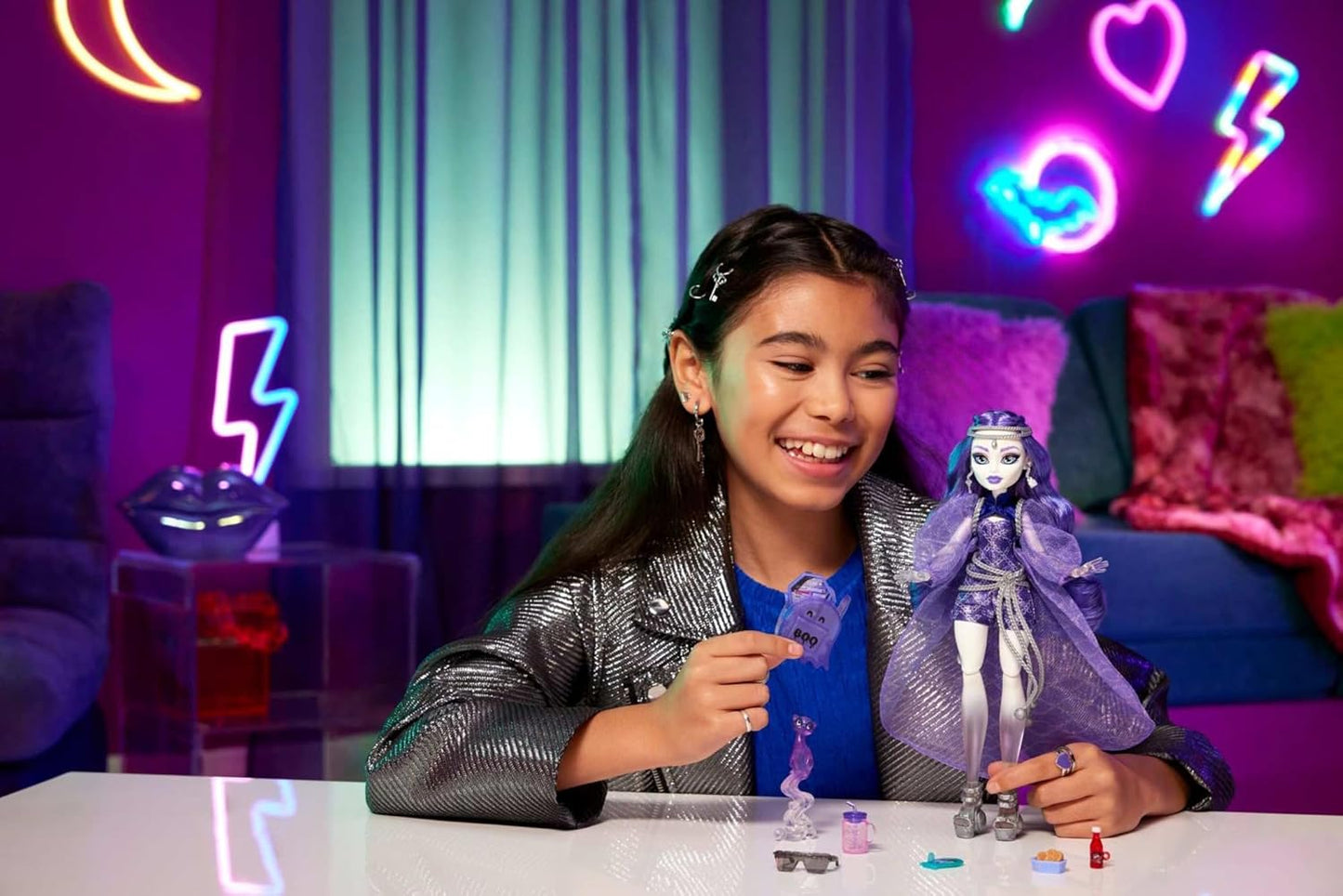 Monster High Boneca Spectra Vondergeist com seu furão de estimação Rhuen e acessórios como mochila, tablet, lanches e muito mais, HXH77