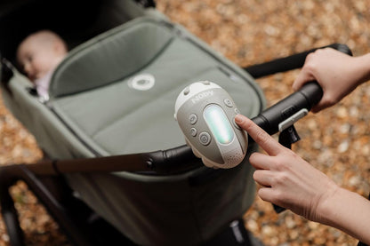 Nuby Cadeira de balanço para carrinho de bebê Jitterbug - 3 níveis de vibração | 20 sons suaves | Sensor de choro | Ajuste universal