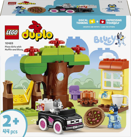 LEGO DUPLO Bluey Pizza Girls com Muffin e Bluey - Brinquedo Educativo para Desenvolvimento da Coordenação Motora em Crianças - Conjunto Montessori com Carro, 2 Figuras, Árvore e Balanço - Presente para Meninas e Meninos a partir de 2 Anos - 10469