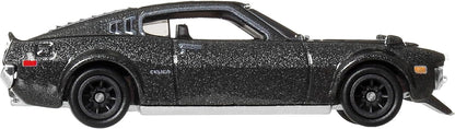 Hot Wheels 1977 Toyota Celica (RA28) Car Culture Vehicle, Miniatura Premium em Escala 1:64 com Pneus Real Riders e Carroceria e Chassi em Metal, JKD98