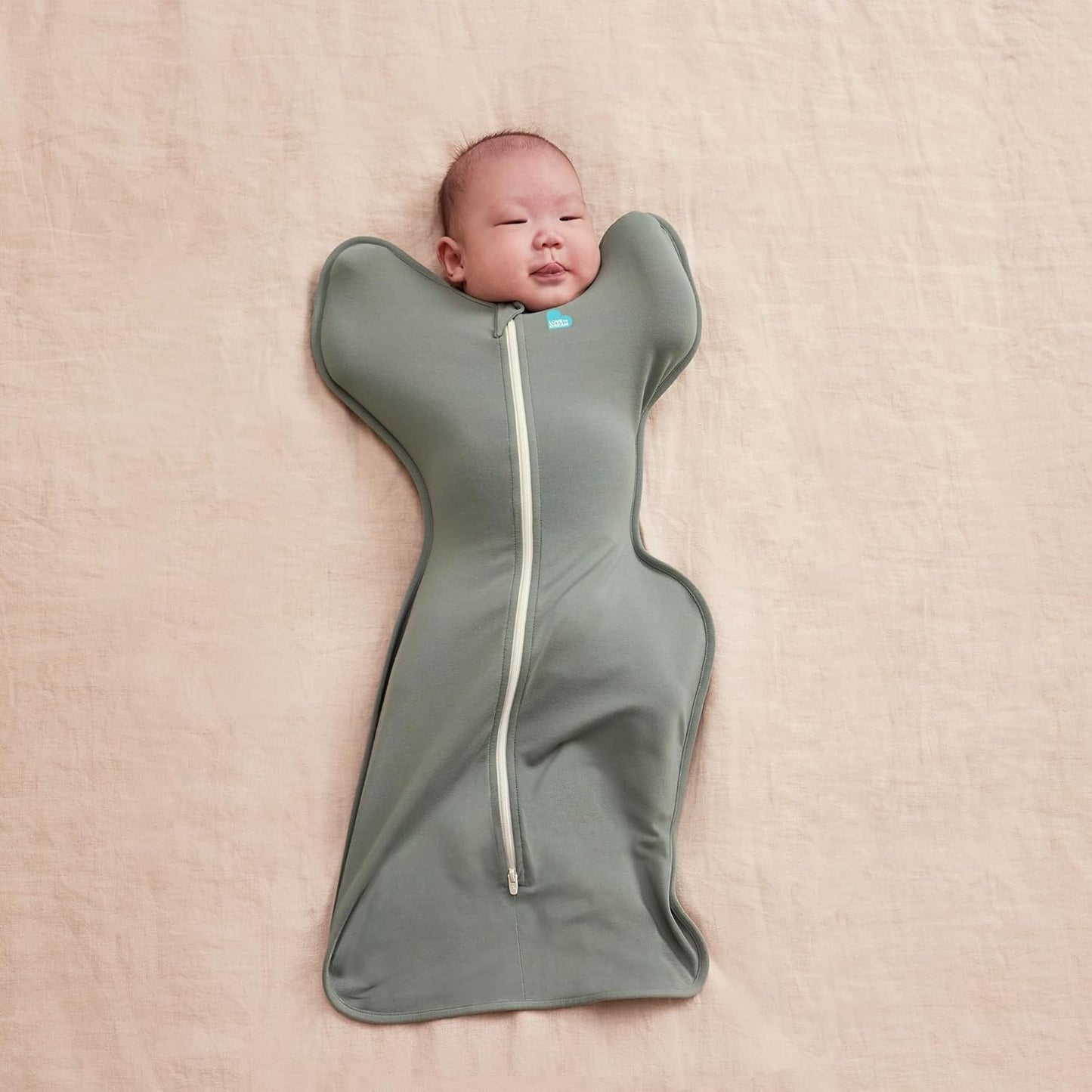 Love To Dream™ Swaddle UP™, Tamanho Pequeno (3,5–6 kg) – Verde Oliva Escuro | Ajuste Perfeito, Favorece uma Rotina de Sono Saudável | 1.0 Tog Ideal para Primavera e Verão (20–24°C) | Algodão Lavável à Máquina com Zíper Duplo