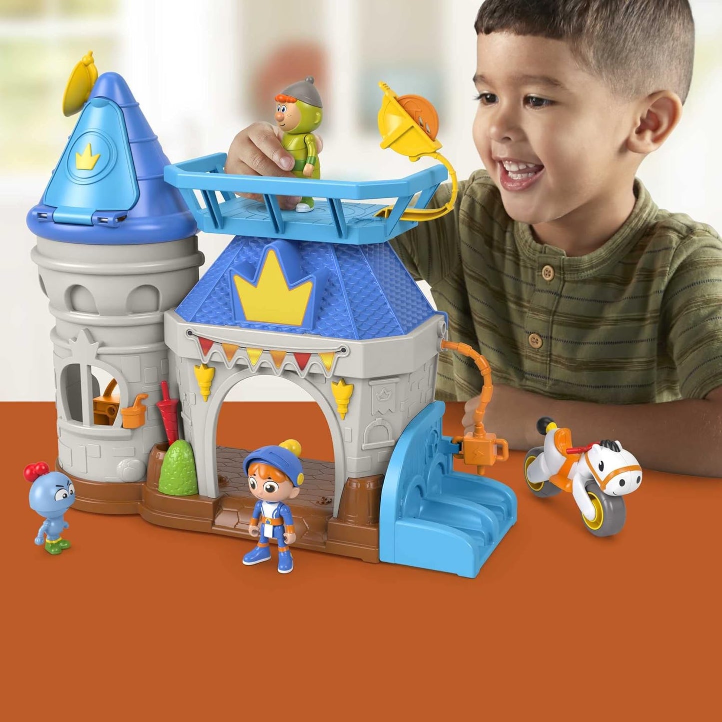 Fisher-Price Gus, o Cavaleiro Pequenino, Castelo do Reino com 3 personagens e um pônei como veículo para brincadeiras de faz de conta para crianças em idade pré-escolar a partir de 3 anos.