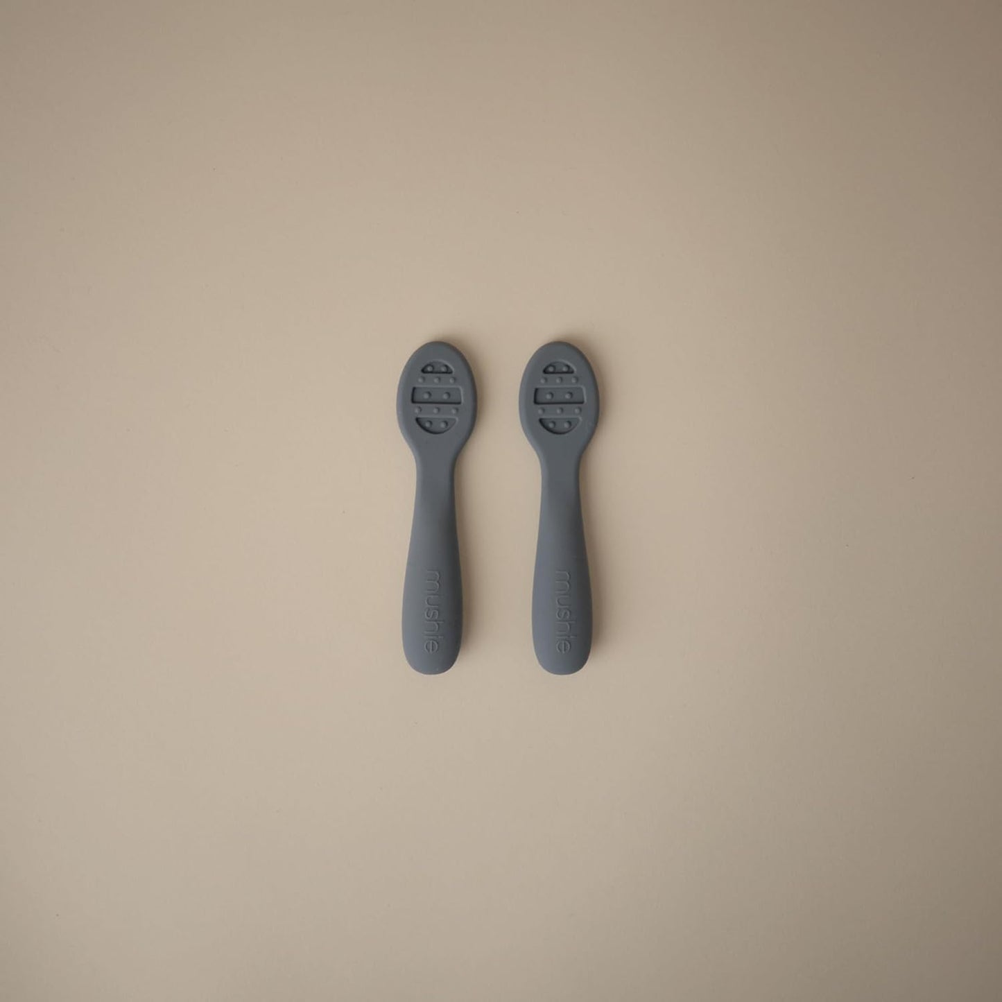 Mushie Colheres de Aprendizagem para Primeiros Passos na Alimentação do Bebê | Conjunto com 2 Colheres de Silicone Livres de BPA | Utensílios Resistentes e Laváveis na Lava-Louças | Cores: Tradewinds/Shifting Sand